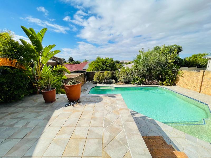 6 Bedroom Property for Sale in Panorama Western Cape